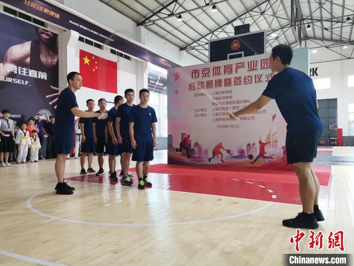 目前一期两栋厂房已成功改建成篮球馆和羽毛球馆。杨浦区体育局供图