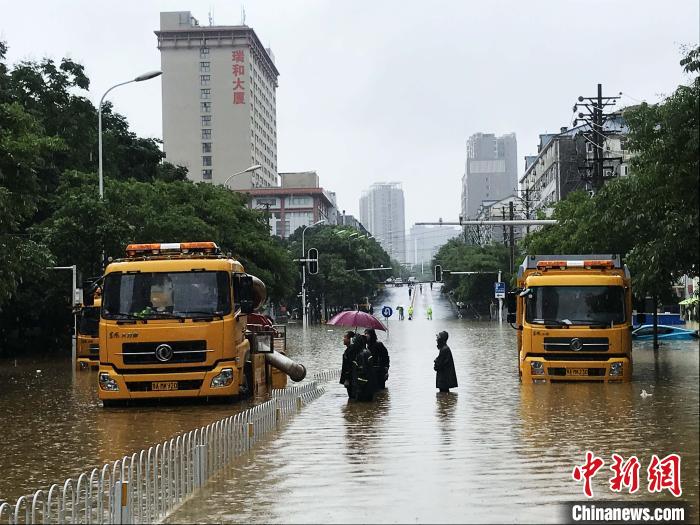 暴雨袭城武汉部分路段短时渍水防汛排涝形势严峻