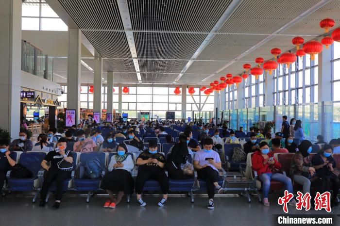 青藏高原最大国际民用机场单日旅客量突破2万人次