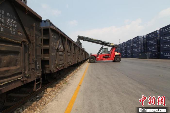 云南铁路上半年发送货物2847万吨集装箱运输同比增长12.6%
