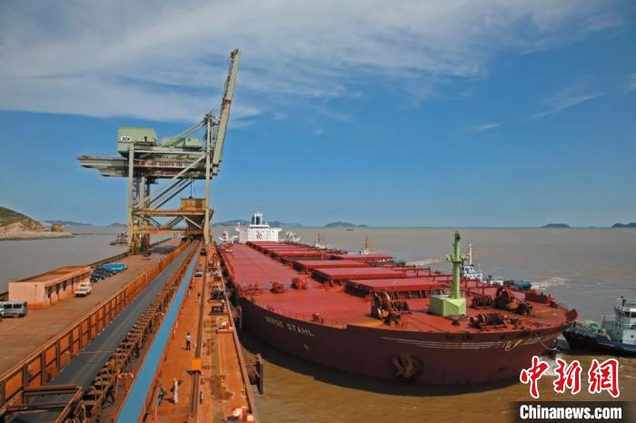 舟山港口靠泊船只。中国(浙江)自由贸易试验区管理委员会供图