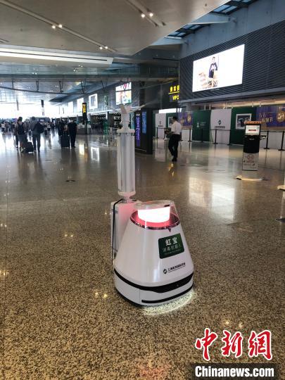 值机大厅内，新进上岗了机器人员工——虹宝，作为自动消毒机器人，每日可自动雾化消毒累计近1万平方米，为旅客做好大空间预防性消毒。　李佳佳 摄