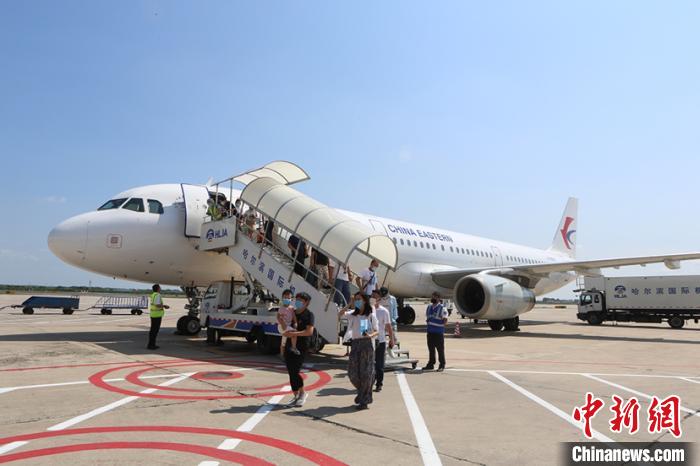 图为东航哈尔滨至上海虹桥机场的直飞航线正式开通。　仇建 摄