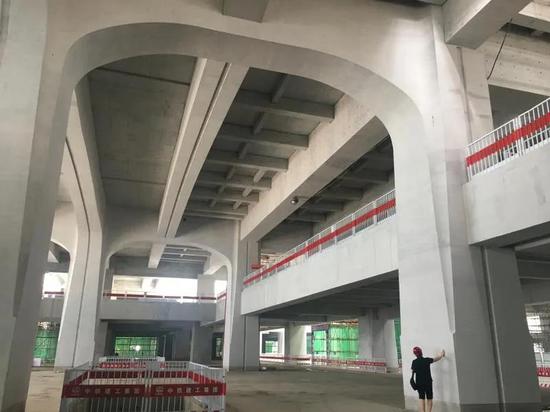 日前，京雄城际雄安高铁站清水混凝土工程基本完工，极具现代感的高铁站地面候车大厅呈现出近于混凝土本色的自然之美，被称赞为“高级灰”。