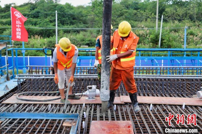7月13日，在安徽黄山昌景黄铁路安徽段施工现场，工作人员正在进行泵送混凝土。　詹乃青 摄