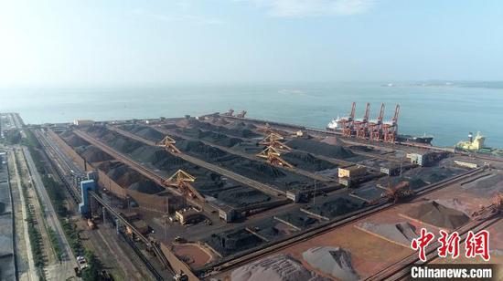  防城港港务局码头煤炭堆场。　陈磊 摄