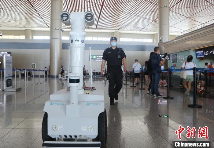 哈尔滨机场5G巡逻测温机器人上岗