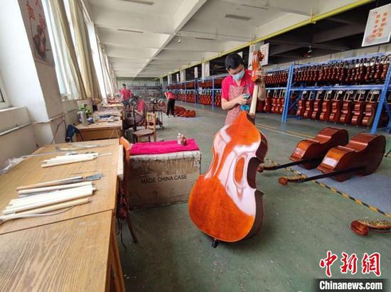图为河南确山县一家民营琴企车间，工人正在赶制小提琴（资料图）　李超庆 摄　摄