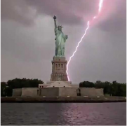 纽约自由女神像身后闪电划破长空 场景令人震撼