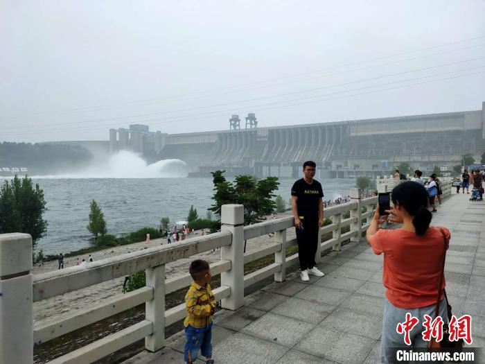 壮观的泄洪场面吸引了众多市民前来围观拍照 陈华平 摄