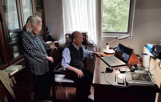 崔崑夫妇在书房一起观看早年演唱俄文歌曲的视频。