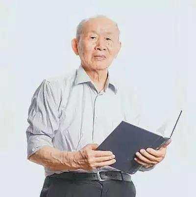 92岁的崔崑院士依旧精神矍铄（资料片）。