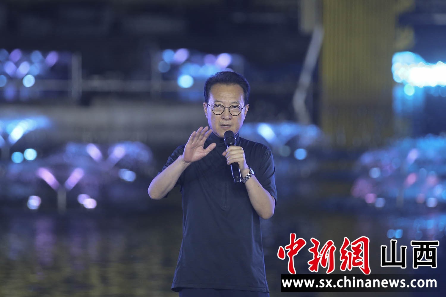 著名艺术家张继钢出席超大型梦幻喷泉巡游表演《寻梦莲花湾》新闻发布会。