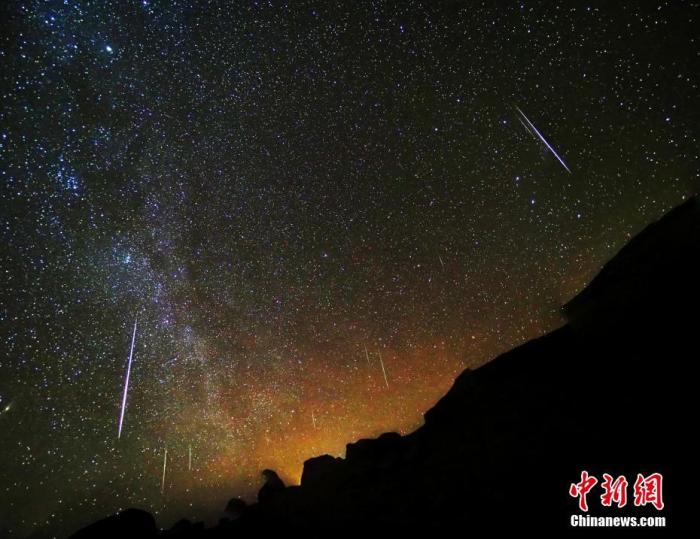 资料图：在青海省大柴旦乌素特（水上）雅丹地质公园内，200余颗流星划过夜空，上演了一场绝美双子座流星雨。（多张照片叠加）王俊峰 摄