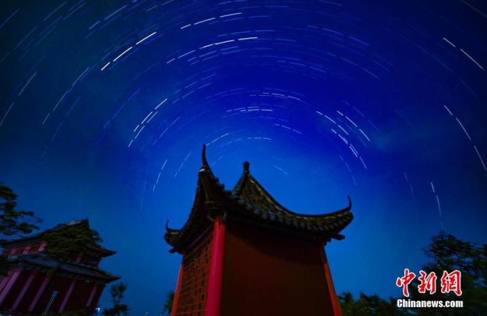 资料图：江西省新余市仰天岗国家森林公园内多重曝光下的星轨图和英仙座流星。赵春亮 摄