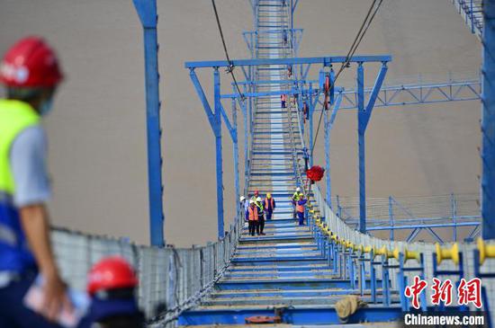 伍家岗长江大桥进入主缆架设施工阶段　刘康　摄