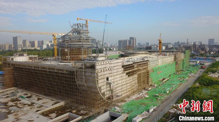 中国大运河博物馆钢结构主体已建成。明年7月前开馆迎客。　孟德龙 摄