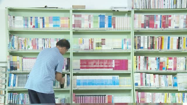 七旬老人独守乡村图书馆11年 被尊称为“图书馆爷爷”