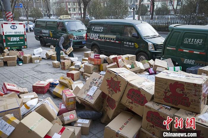 资料图：物流工作人员正在分拣快递。<a target='_blank'  data-cke-saved-href='http://www.chinanews.com/' href='http://www.chinanews.com/'>中新社</a>记者 张云 摄