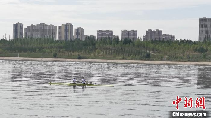 图为参赛队员在乌兰木伦湖上。　李爱平 摄