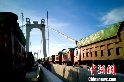 连淮扬镇铁路五峰山长江大桥通过静载试验。中铁大桥局供图