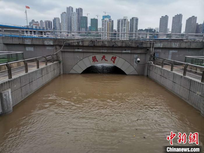 图为长江和嘉陵江交汇处的重庆朝天门广场已被不断上涨的洪水淹入水中。重庆市水利局供图