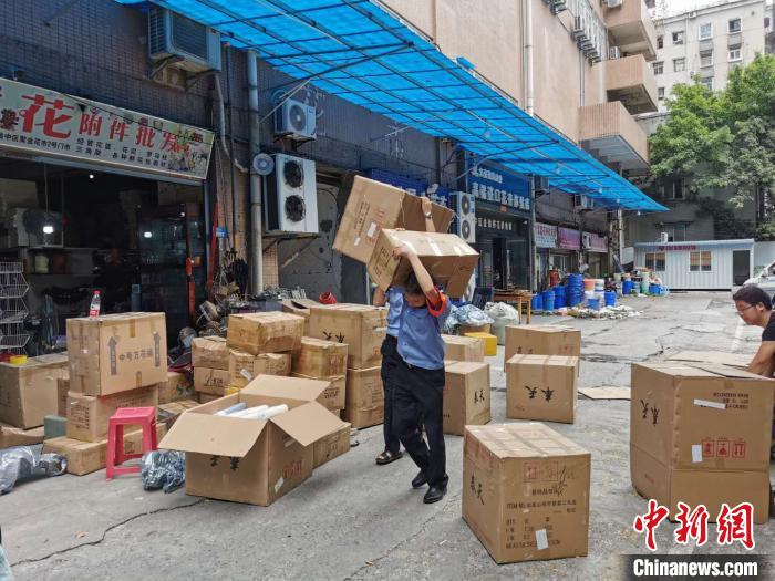 图为重庆渝中区大溪沟街道正组织群防队员协助企业转移物资。重庆市水利局供图