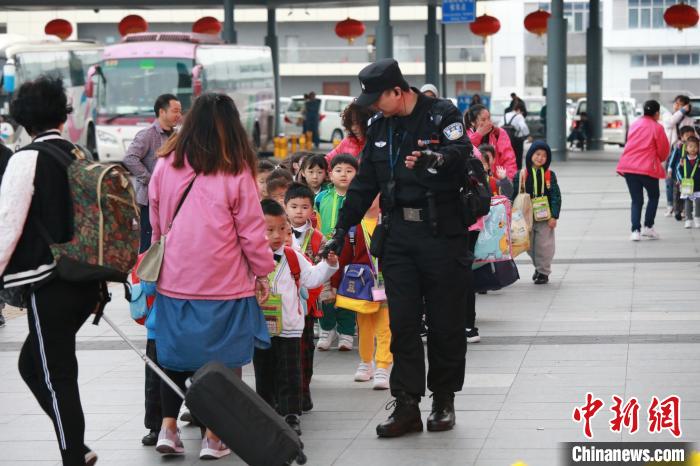 深圳湾边检站民警护送学童安全通行。　黄钊 摄